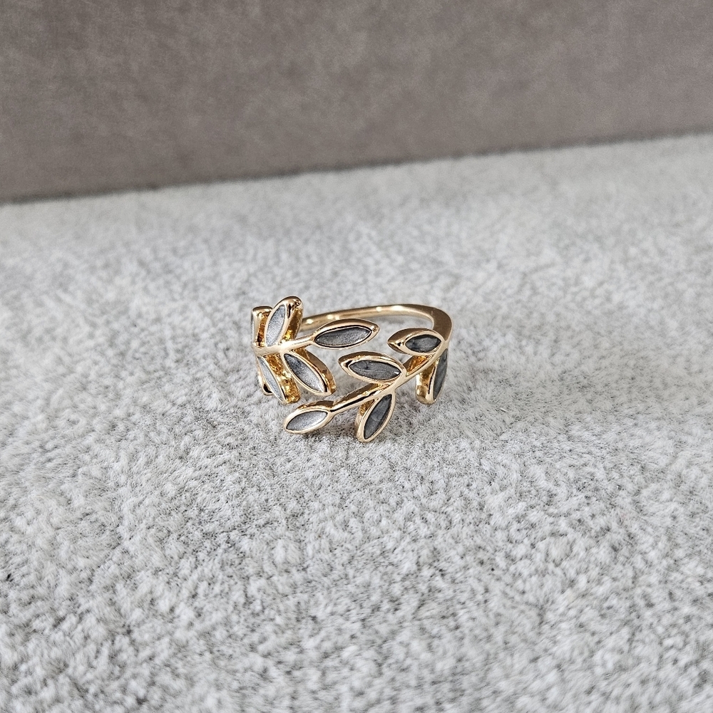 Tree Leaf Open Ring - Picture 3 of 4